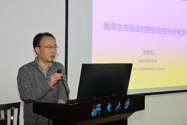 电脑前的男人 AI 生成的内容可能不正确。